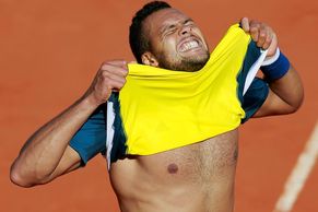 FOTO Jako megastar. Tsonga bouřlivě slavil výhru nad Fedexem