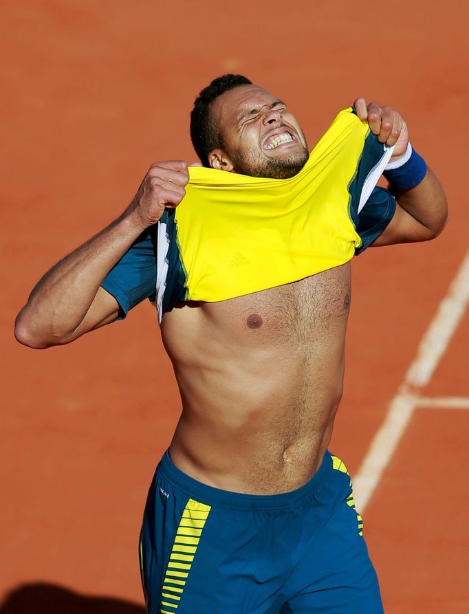 Jo-Wilfried Tsonga v zápase s Rogerem Federerem na French Open 2013