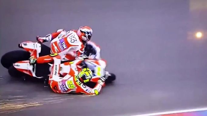 MotoGP 2016, VC Argentiny: Andrea Iannone a Andrea Dovizioso pád