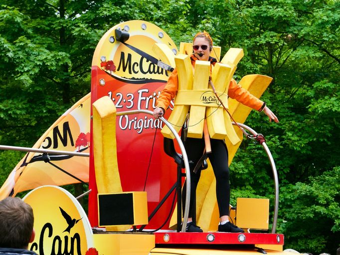 Reklamní karavana Tour de France baví lidi už od roku 1930