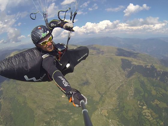 Krysta má za sebou extrémní paraglidingový závod přes Alpy. 