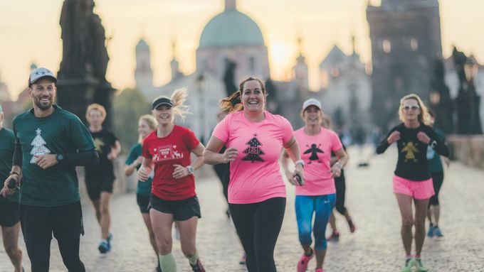 Babeta Schneiderová (v popředí v růžovém triku) na jedné z charitativních akcí jejího projektu Adventní běhání.