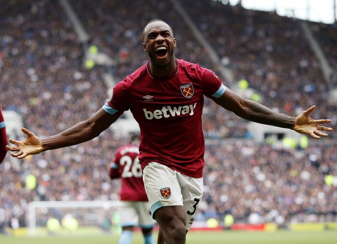 36. kolo anglické fotbalové ligy, Tottenham - West Ham: Michail Antonio oslavuje gól West Hamu.