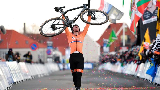 Mathieu van der Poel slaví titul mistra světa v cyklokrosu