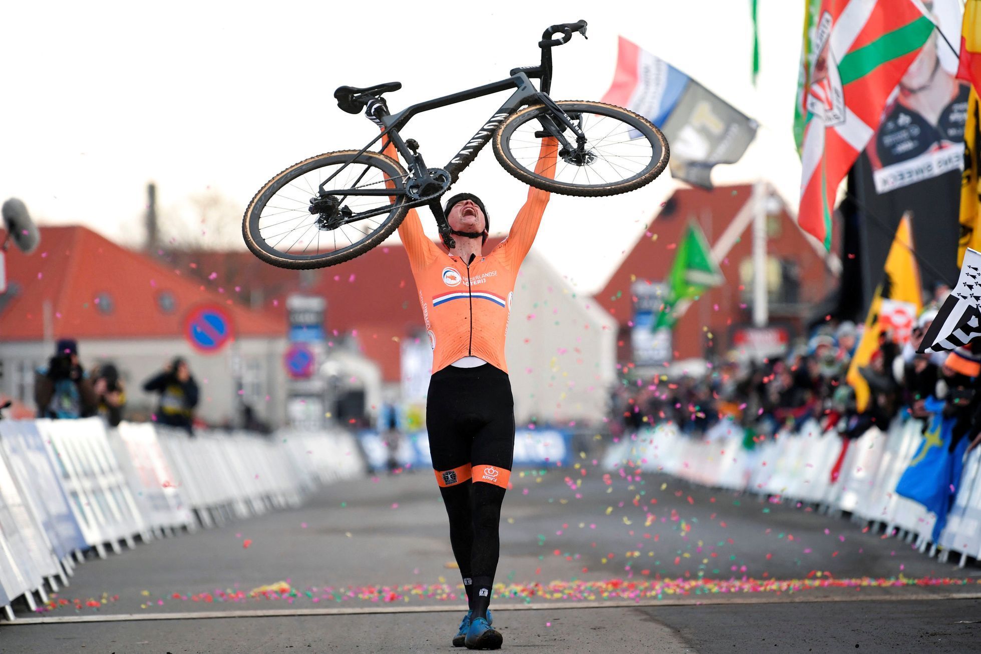 Mathieu van der Poel slaví titul mistra světa v cyklokrosu 2019