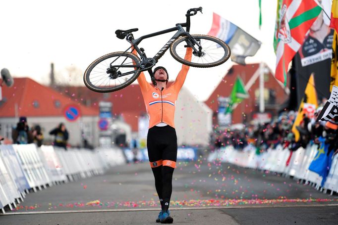 Mathieu van der Poel slaví titul mistra světa v cyklokrosu