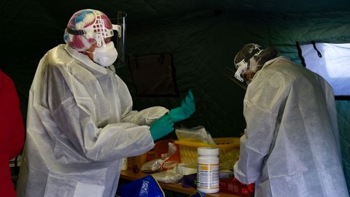 V areálu Nemocnice Prostějov postavili vojáci odběrové místo k vyšetření na koronavirus