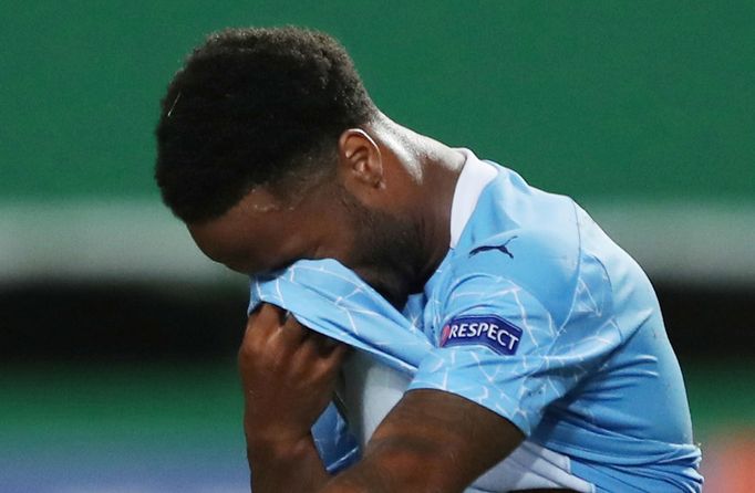 Manchester City - Olympique Lyon. Sterling mohl čtyři minuty před koncem vyrovnat na 2:2. V tutové šanci ale minul.