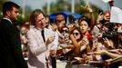 Wes Anderson rozdává autogramy na benátském festivalu.