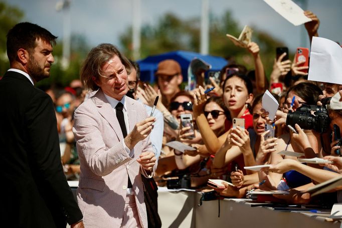 Wes Anderson rozdává autogramy na benátském festivalu.