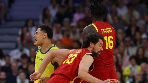 Josh Green, Sergio Llull a Usman Garuba v zápase Austrálie - Španělsko na OH 2024 v Paříži