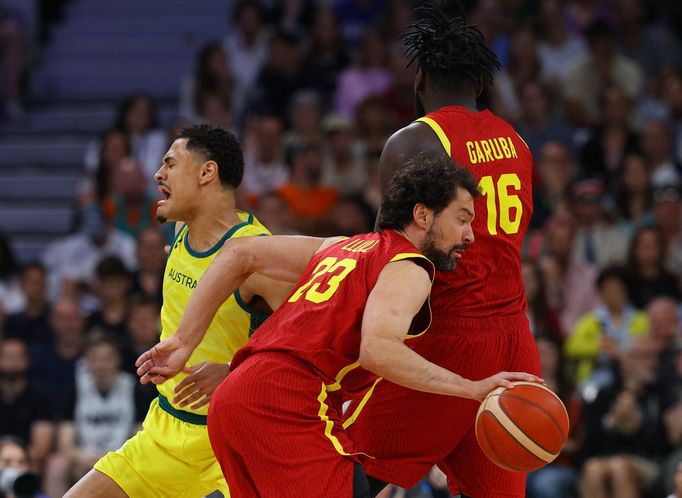 Josh Green, Sergio Llull a Usman Garuba v zápase Austrálie - Španělsko na OH 2024 v Paříži