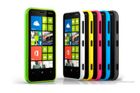 Nokia Lumia 620 - s Windows Phone 8 Nový telefon Lumia 620 oficiálně oznámila i společnost Nokia. Za 249 amerických dolarů zákazníci obdrží telefon s 3,8 palcovým displejem s rozlišením 800 x 480 obrazových bodů, s předním a zadním fotoaparátem s rozlišením 5 a 0,3 megapixelu, dvoujádrový procesor Qualcomm Snapdragon S4 taktovaný na frekvenci 1 GHz, 512 MB operační paměti RAM a 8 GB interní úložné paměti s možností rozšíření paměťovými kartami microSDHC až do velikosti 64 GB. V telefonu se nalézá Wi-Fi, Bluetooth a NFC čip. Kapacita akumulátoru je 1 300 mAh.