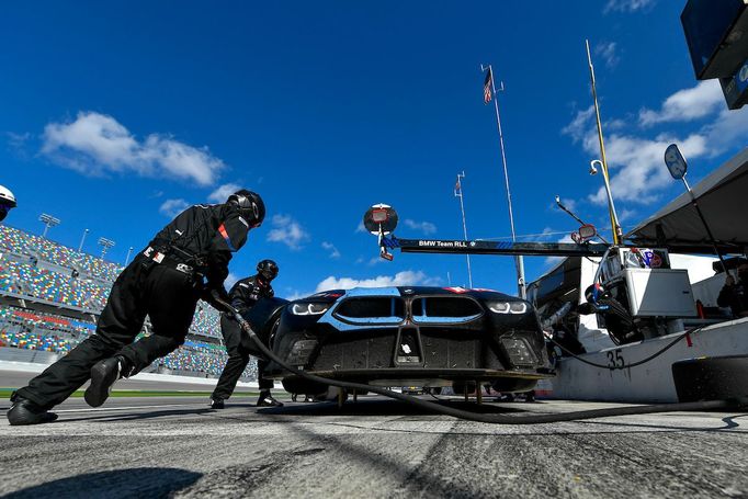 Mechanici v boxech závodu 24h Daytona