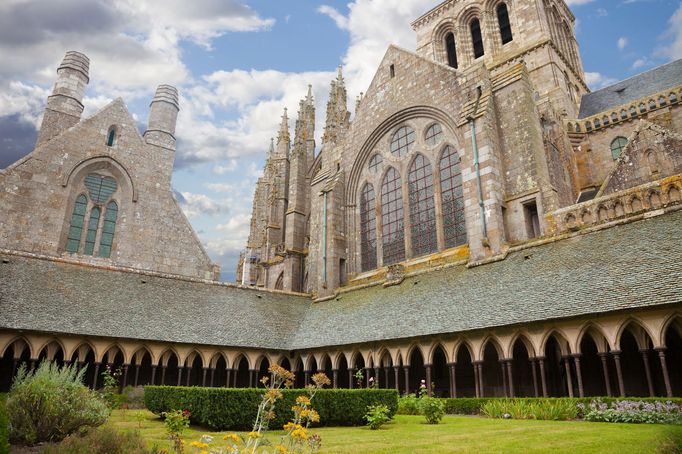 Klášter Mont-Saint-Michel ve francouzské Normandii byl postaven před 1000 lety.