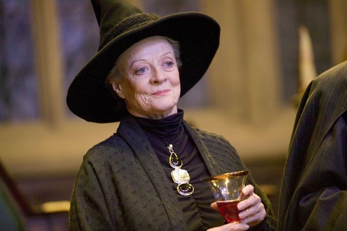 Maggie Smith ve čtvrtém dílu Harryho Pottera z roku 2005.