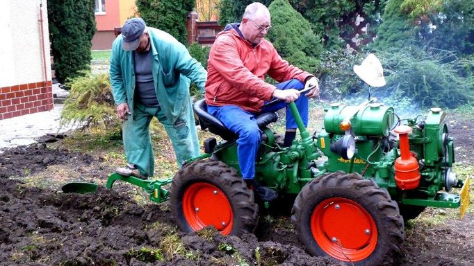 "ORAL JSEM, ORAL, ALE MÁLO" - datum pořízení 30. 10. 2011, místo - soukromá zahrada Žatec, dokumentace stavu zahrady.