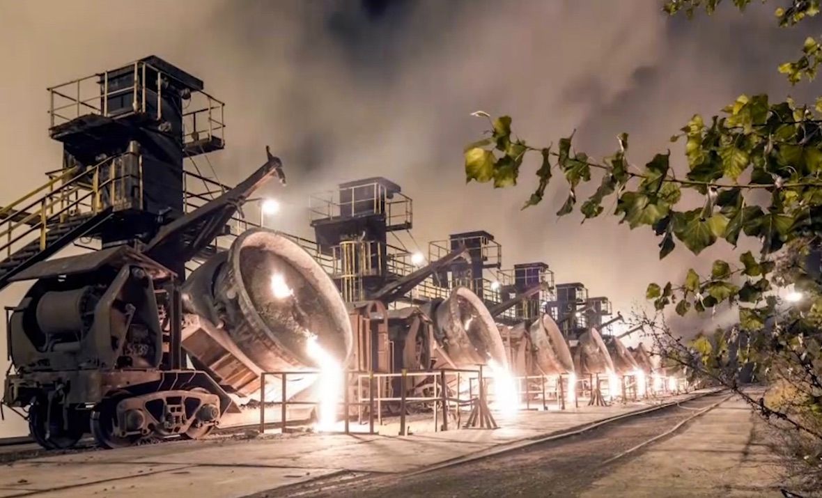 V Ostravě se ročně vytaví přes dva miliony tun surového železa. Podívejte se, jak z něj vyrábí ocel