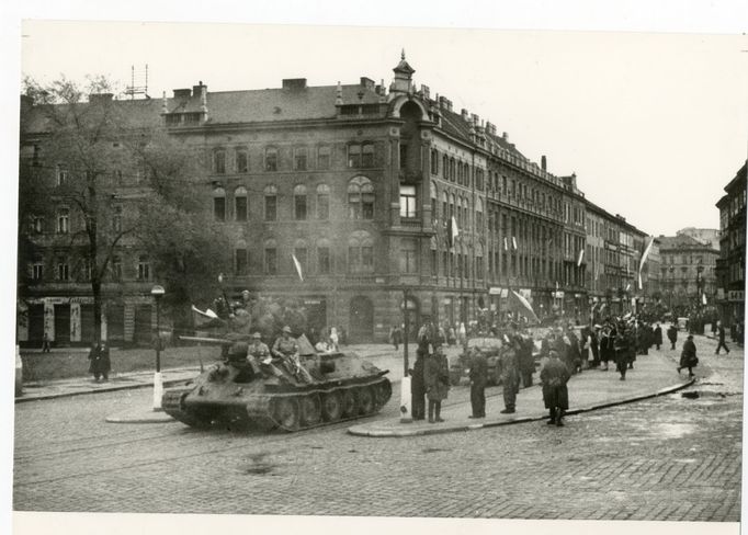 Praha-Smíchov, 6. května 1945. Sovětské tanky T-34 dorazily do Prahy o tři dny dříve než ty z Rudé armády. Jen na nich seděli Rusové či Ukrajinci v uniformách wehrmachtu