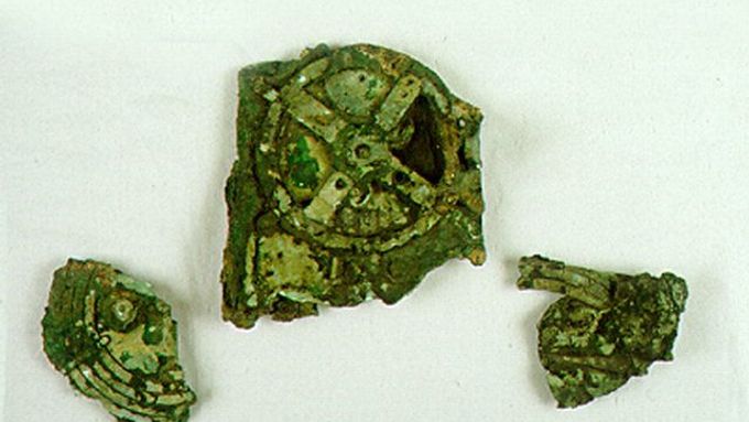 Přístroj, který tvoří tři bronzové fragmenty o rozměrech malé krabice vysoké 20 centimetrů, je "zřejmě velmi vzácný, možná i jedinečný, je to jakýsi nástupce menhirů a kamenných kruhů", říká astrofyzik Xenofon Musas