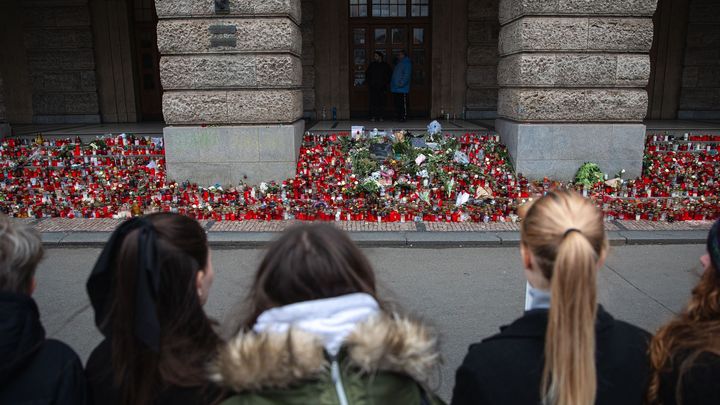 Pětina lidí pochybuje o policejním zásahu proti střelci na fakultě, ukázal průzkum
