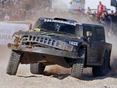 Robby Gordon se svým notně pošramoceným Hummerem na trati Rallye Dakar.