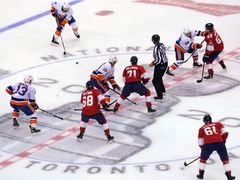 Úvodní vhazování zápasu NHL Florida - NY Islanders