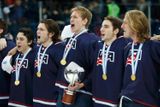 Američtí hokejisté s nadšením zpívají hymnu po vítězném finále proti Švédům.