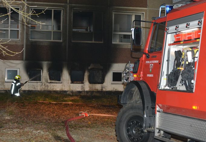 Hasiči zvládají požár v suterénu chystaného ubytování pro uprchlíky ve Sprembergu. (2. listopadu 2015)