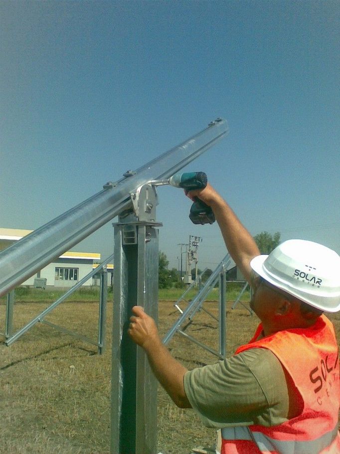 Na nosné piloty zaražené do země jsou připevněny nosiče. Ty tvoří podklad pro vlastní fotovoltaické panely o rozměrech cca 1,2 x 2 metry.