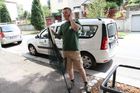 Pracovník Pražské zvířecí záchranky  radí po telefonu, jak zacházet s volně žijícím zvířetem v nouzi i během průběhu jiného zásahu.