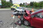 V Plzni se při dopravní nehodě srazila tři auta, šest lidí je zraněných, z toho čtyři děti