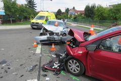Při nehodě na Plzeňsku zemřela řidička, jeden vůz řídil policista