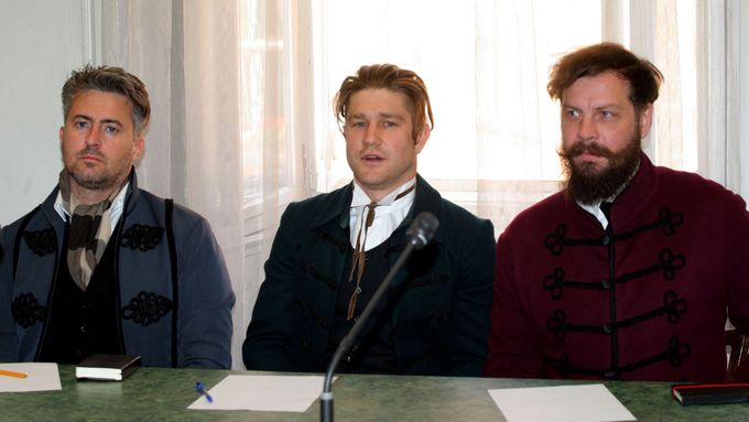 Trojice aktivistů Ztohoven u soudu.