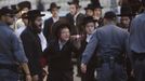 Ultra-Orthodox Jews shout at a policeman during a protest against the opening of a road on the Sabbath, near a religious neighbourhood in Jerusalem June 23, 2012. REUTERS/Ronen Zvulun (JERUSALEM - Tags: RELIGION) Published: Čer. 23, 2012, 5:29 odp.