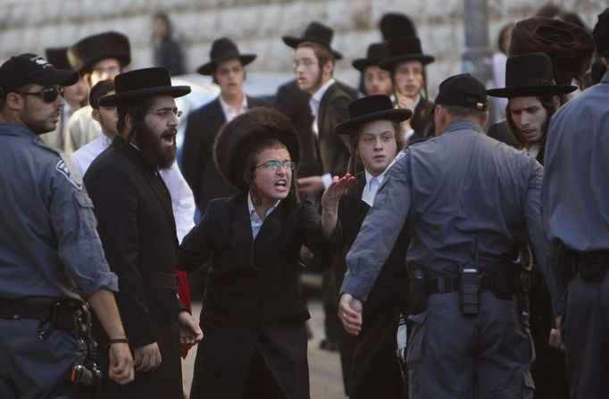 Ultra-Orthodox Jews shout at a policeman during a protest against the opening of a road on the Sabbath, near a religious neighbourhood in Jerusalem June 23, 2012. REUTERS/Ronen Zvulun (JERUSALEM - Tags: RELIGION) Published: Čer. 23, 2012, 5:29 odp.