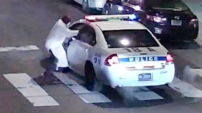 Fotografie z Filadelfie: Muž ozbrojený pistolí útočí na policisty.