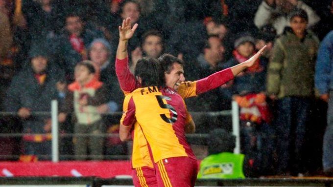 Fernando Meira gratuluje Milanu Barošovi k jednomu z gólů Galatasaraye v derby proti Besiktasi.