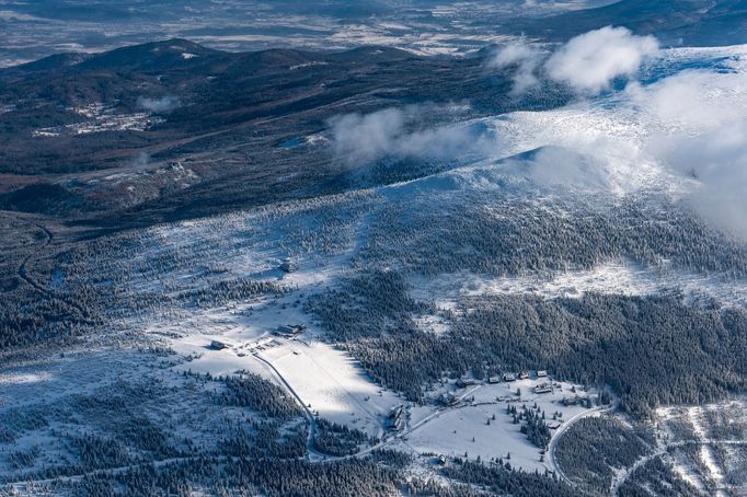 Špindlerova Bouda. Krajina Krkonošského národního parku na leteckém snímku.