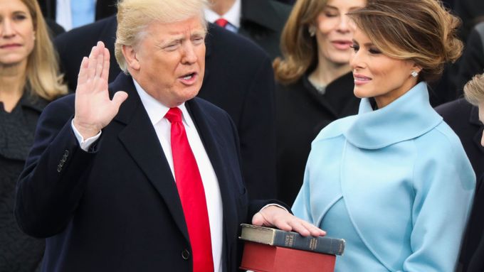 Donald Trump přísahá na Bibli během své inaugurace.