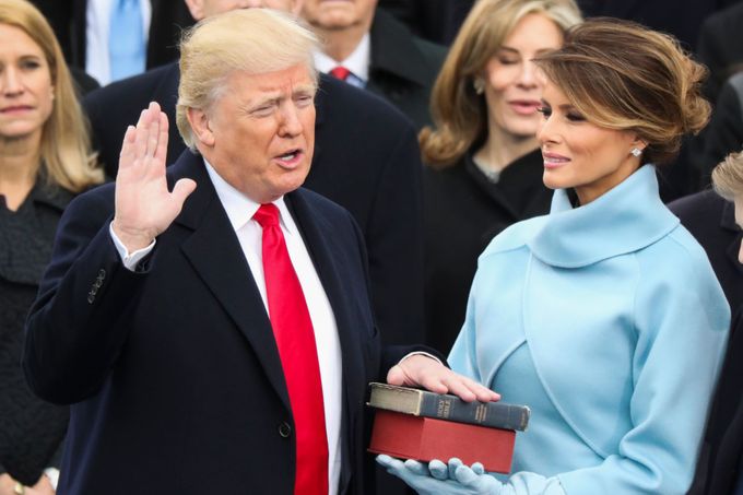 Donald Trump přísahá na Bibli během své inaugurace.