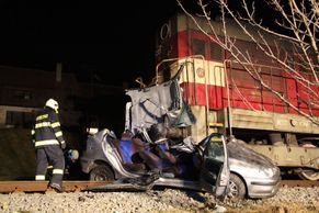 Ve Starém Městě se srazil vlak s autem, řidič nepřežil
