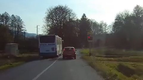 Řidič autobusu dupnul na plyn přes blikající přejezd. Reagoval jsem správně, brání se