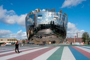 Zrcadlový plášť, březový háj na střeše. Muzeum v Rotterdamu postavilo nový depozitář