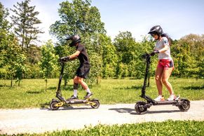 Podle zákona neexistuje. Koloběžka, která jede 80 km/h, tedy nepotřebuje SPZ