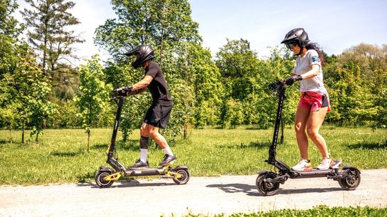 Podle zákona neexistuje. Koloběžka, která jede 80 km/h, tedy nepotřebuje SPZ