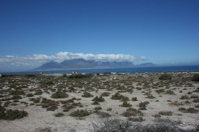 Robben Island a Kapské Město (v pozadí pod Stolovou horou) od sebe dělí jen deset kilometrů. Někteří obyvatelé ostrova ale mluví o hranici mezi dvěma světy.