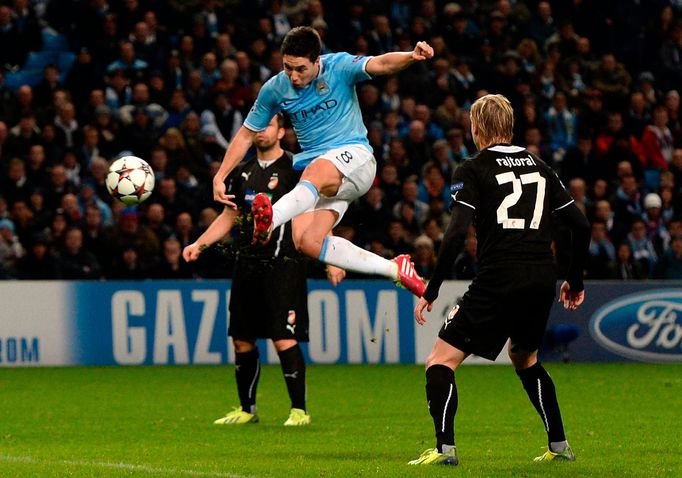 Manchester City - Plzeň (Nasri střílí gól)