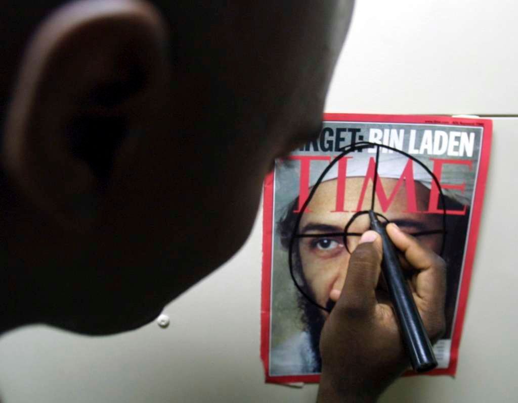 Americký voják a podobizna Usámy bin Ládina