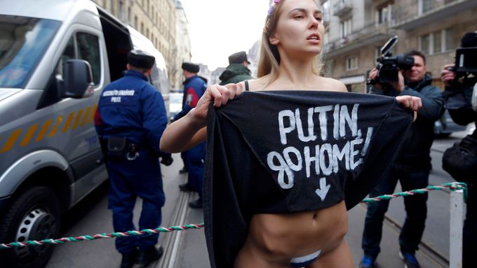 Ukrajinská aktivistka ze skupiny Femen protestuje proti návštěvě Vladimira Putina v Budapešti.